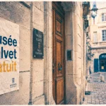 Musées avignon gratuits : affiche Musée Calvet dans une ruelle d’Avignon