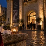 Nuit des musées avignon : façade de musée illuminée la nuit