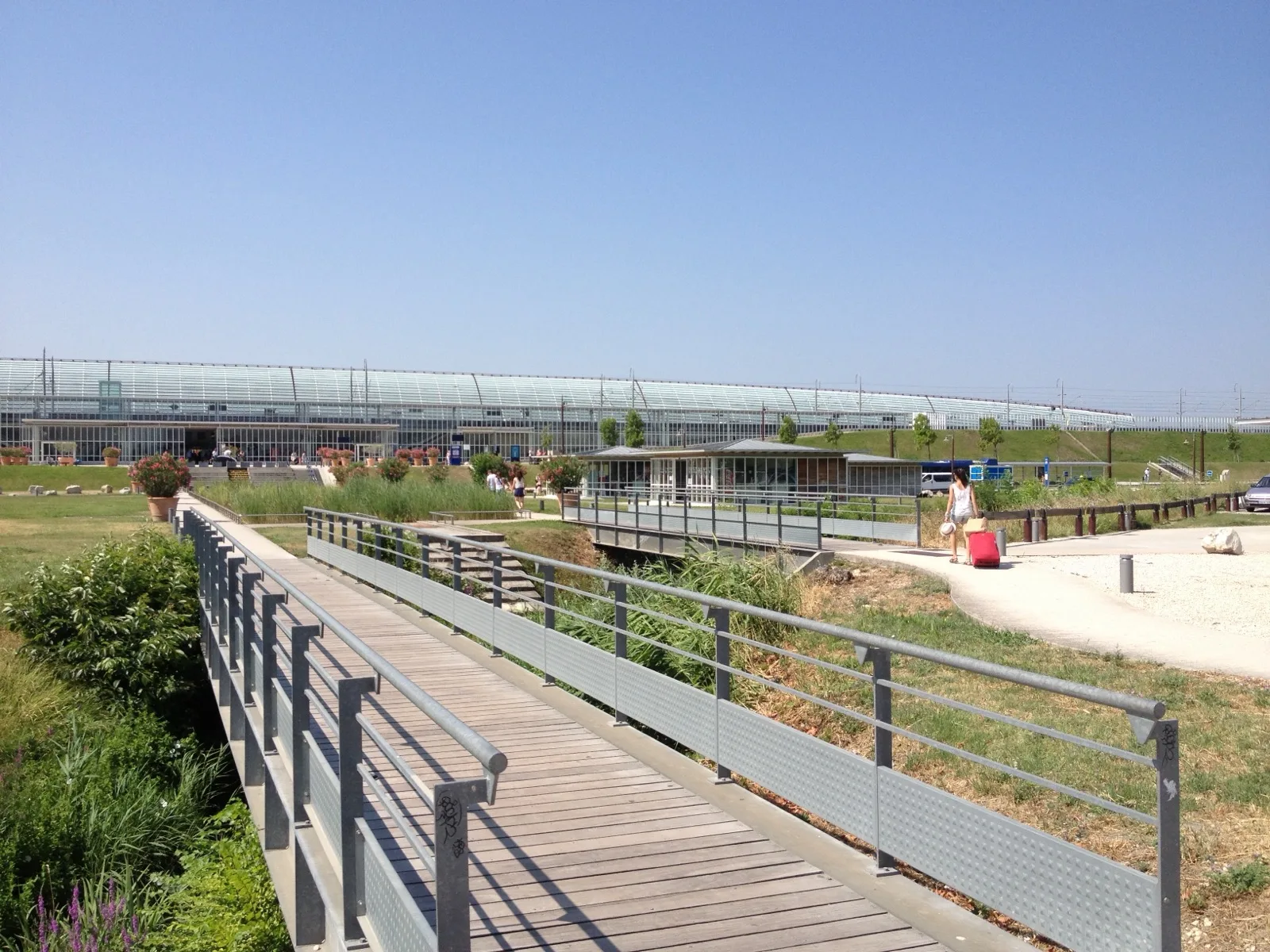 La passerelle piétonne de la gare Avignon TGV, photographiée le 16 juillet 2013. Un repère du secteur ; le siège de la CAF reçoit au 218 boulevard Pierre-Boulle.