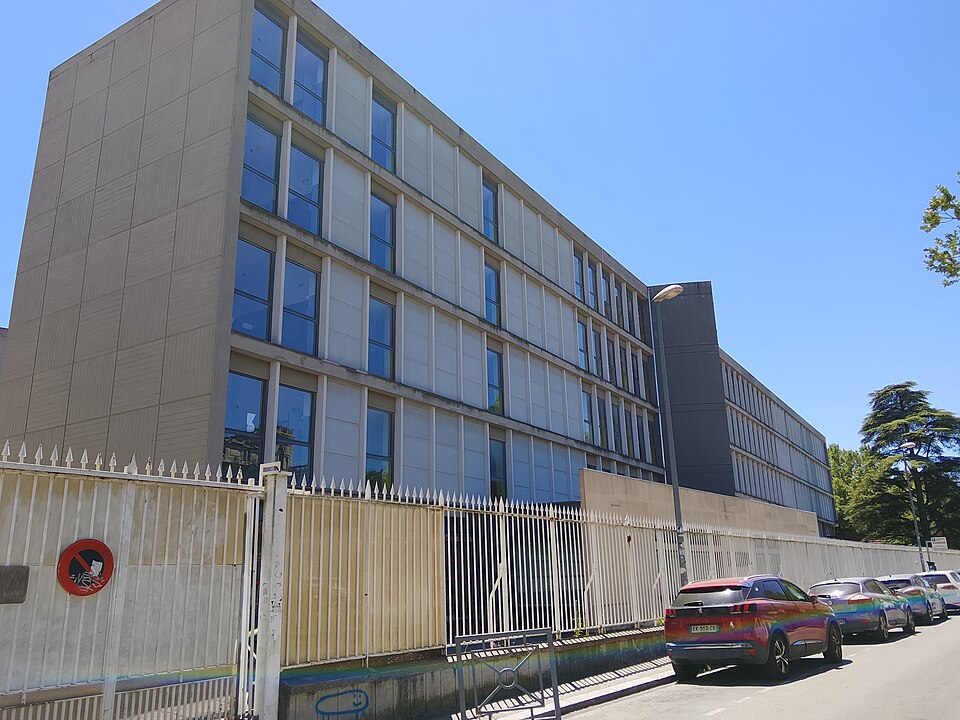 Bâtiment du collège Frédéric-Mistral à Avignon, juillet 2026.