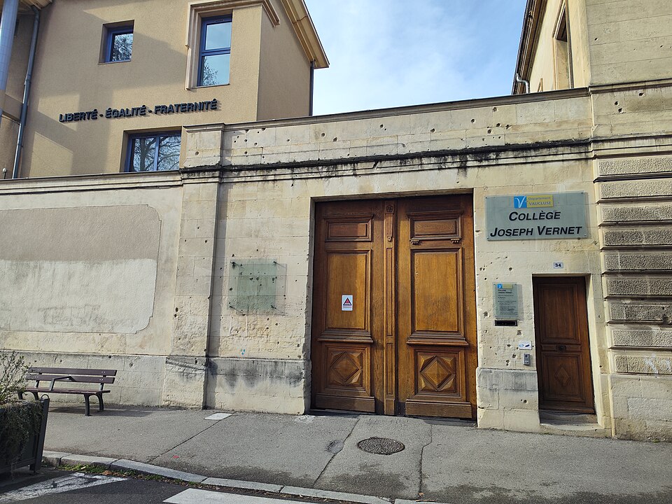 Entrée du collège Joseph-Vernet à Avignon.