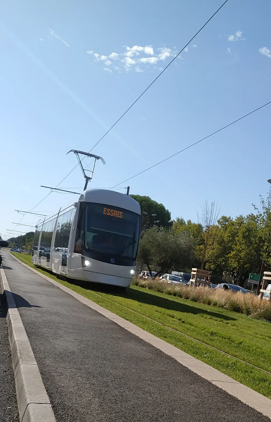 Le tramway en essai sur la Rocade, près de la rue Le Titien, le 19 septembre 2019. Vue du quartier ; l’accueil CPAM se trouve au 7 rue François-1er.