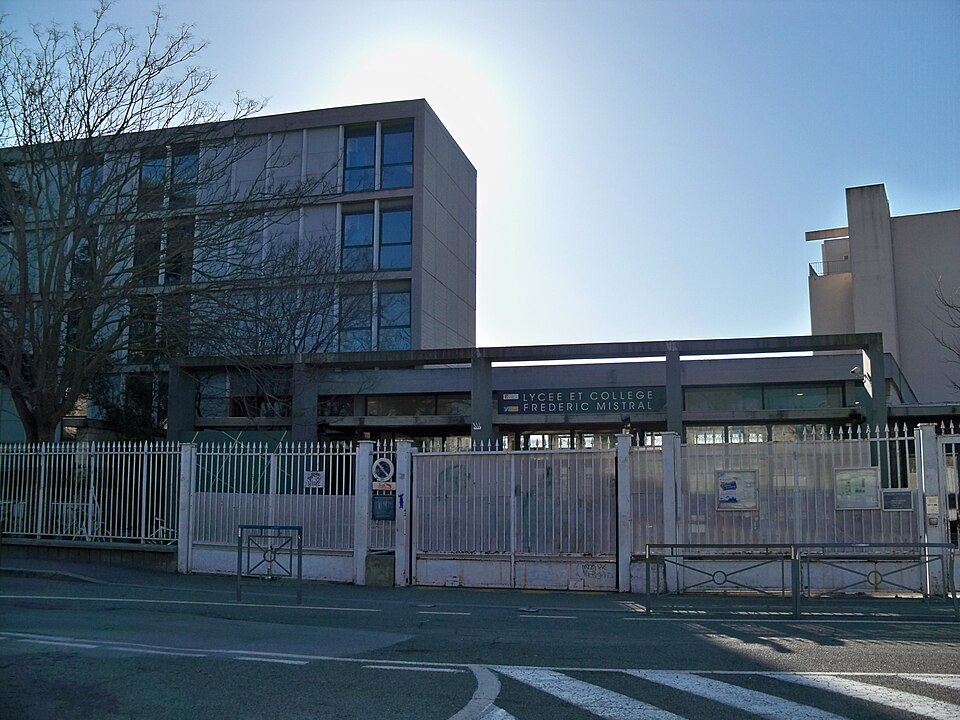 Entrée de la cité scolaire Frédéric-Mistral, rue d’Annanelle.