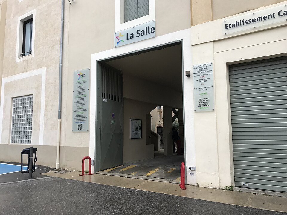 Entrée du groupe scolaire La Salle dans le centre d’Avignon, juin 2017.