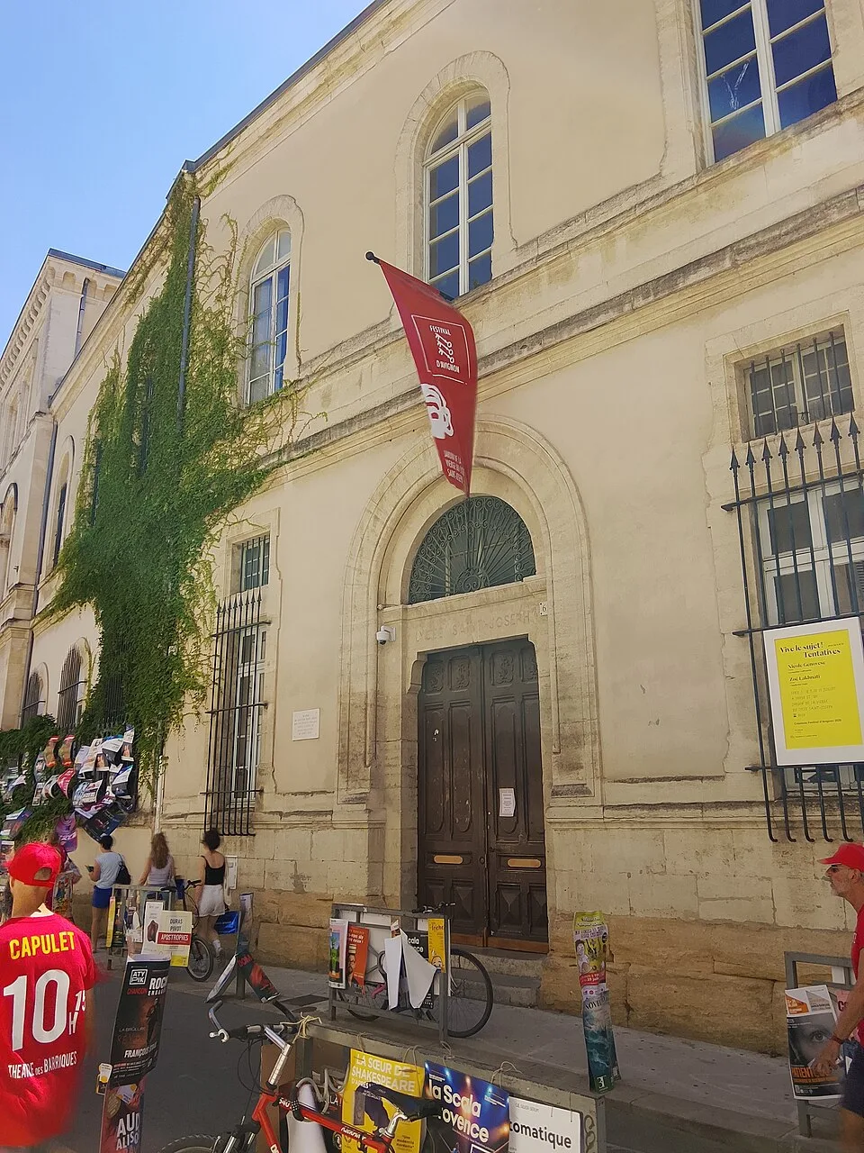 Façade du lycée Saint-Joseph à Avignon pendant le Festival, juillet 2026.