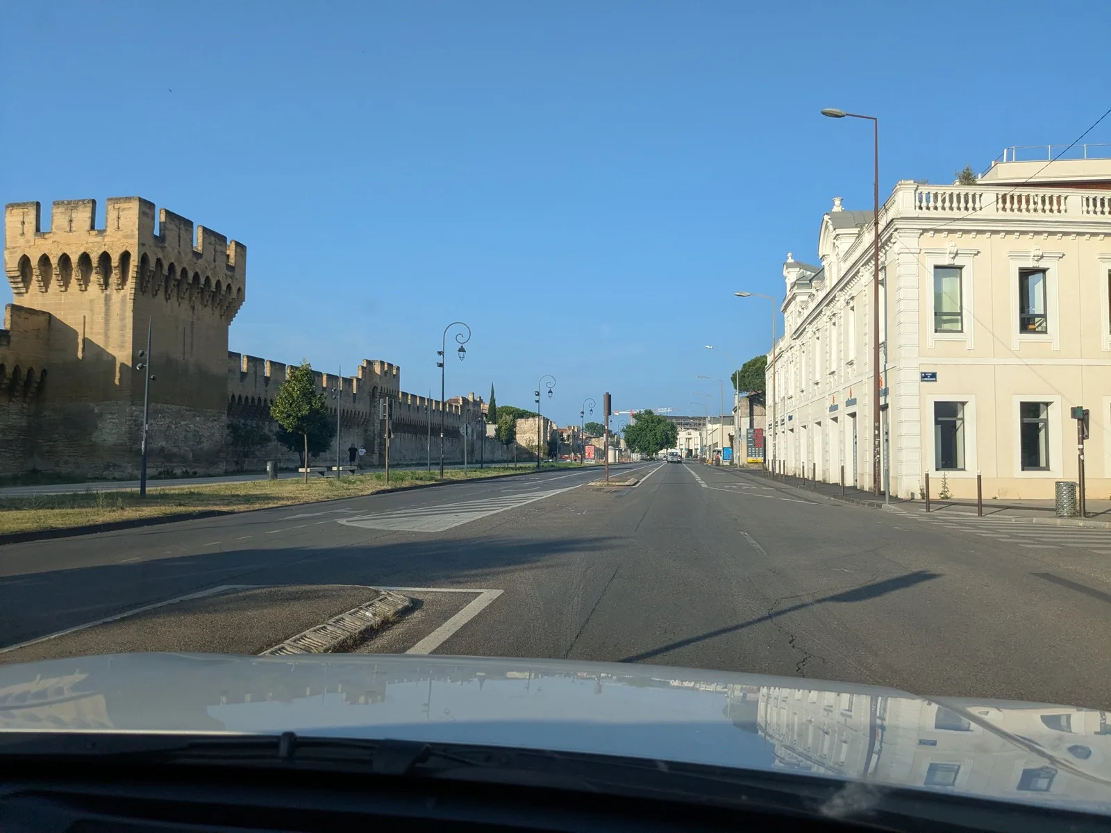Le boulevard Saint-Michel vers l’est, depuis l’avenue de l’Arrousaire, le 8 juin 2025. Vue du boulevard ; la MDPH accueille au numéro 22.