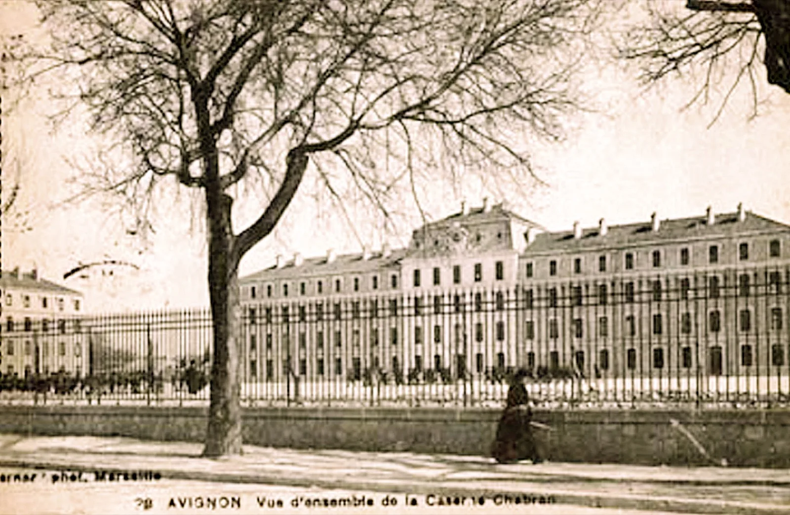 La caserne Chabran sur une carte postale ancienne, dont la date de prise de vue est inconnue. L’accueil préfectoral actuel se trouve au 2 avenue de la Folie.